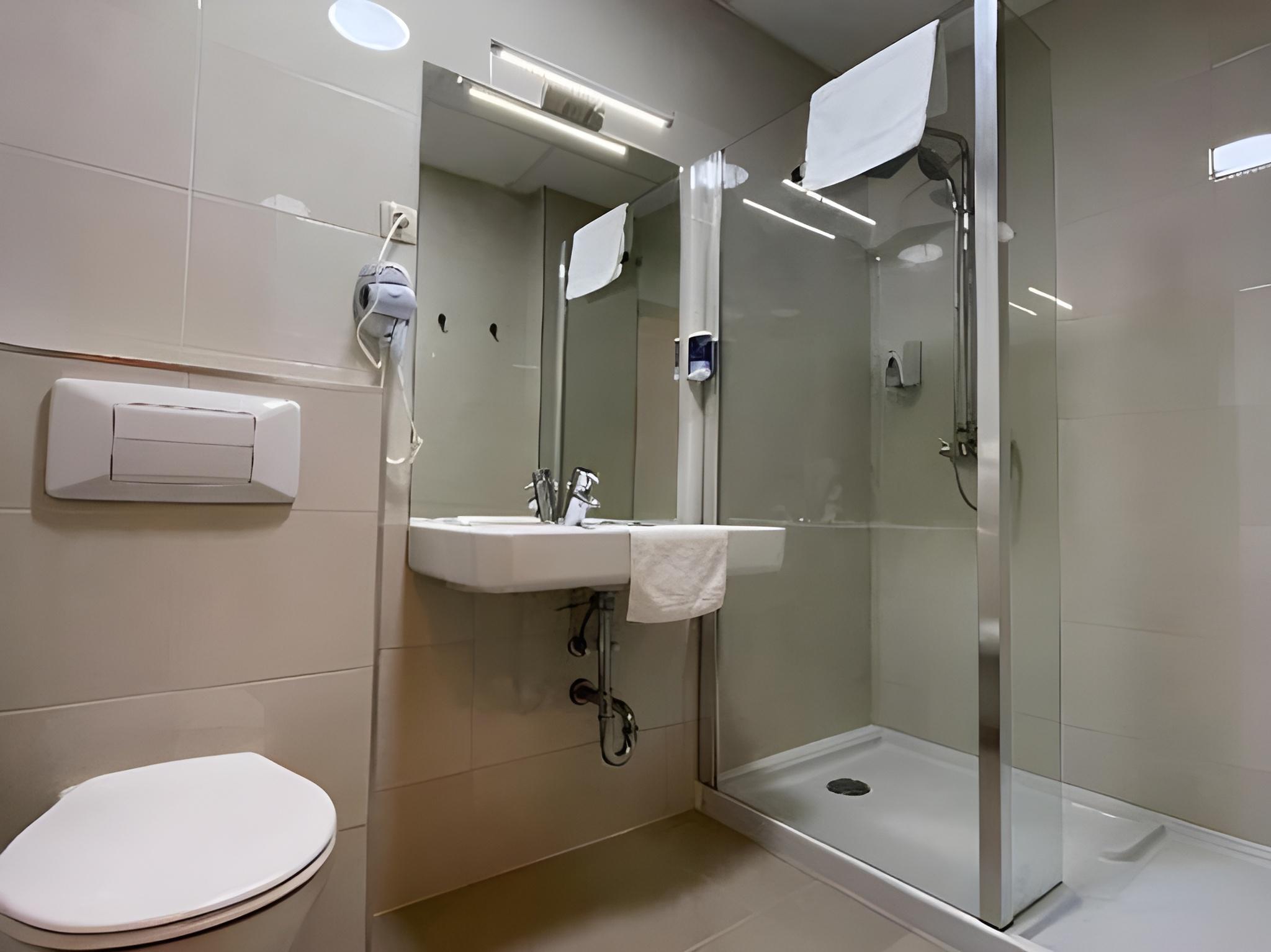 OPERA16 Guestrooms 33/37