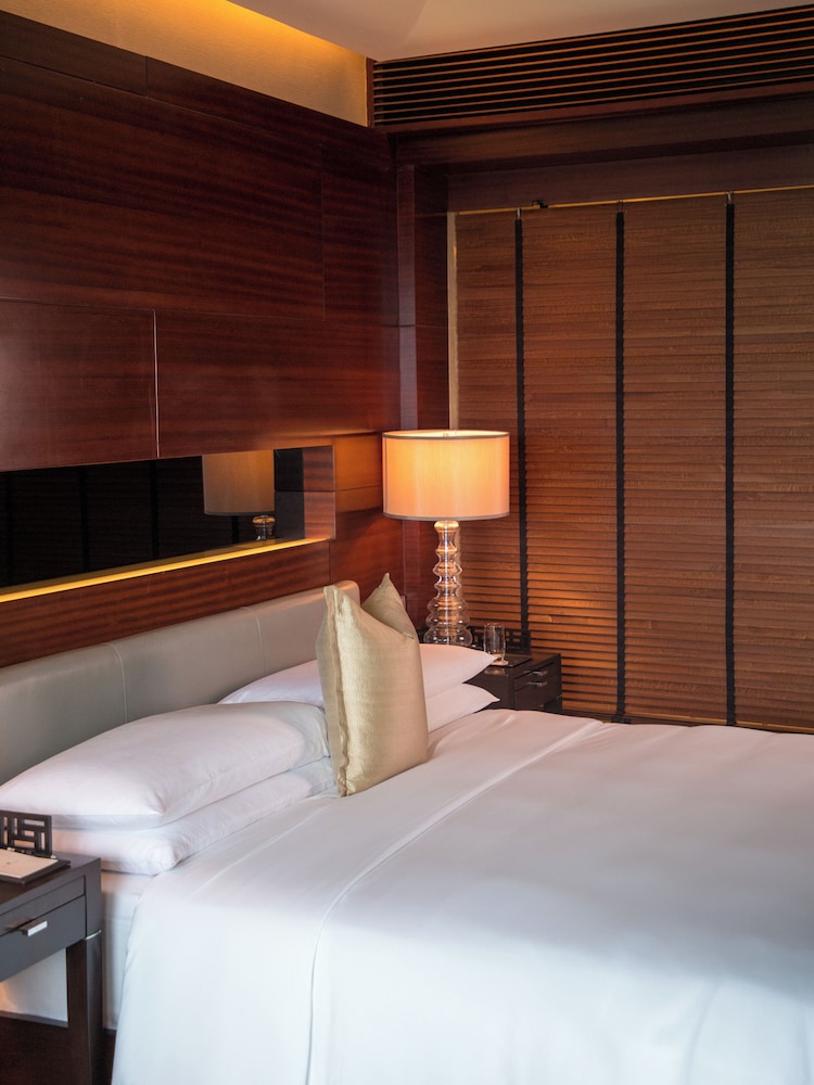 DELUXE, KING BED