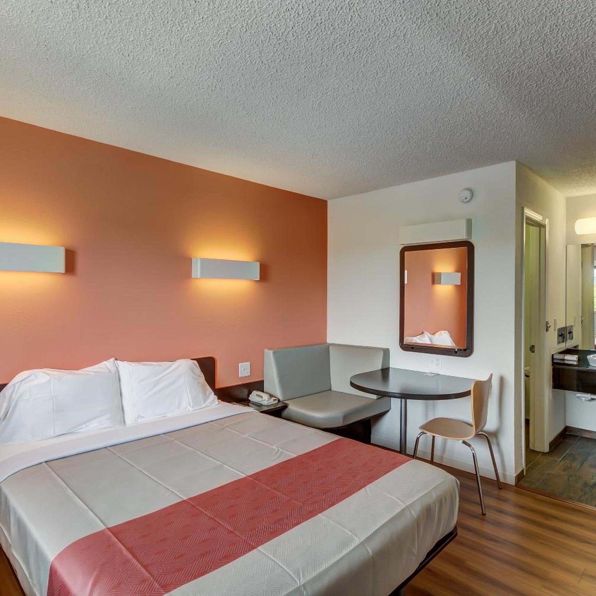 1 King Bed - Mob Acc RI Shwr Nsmk Micfridg 2/7