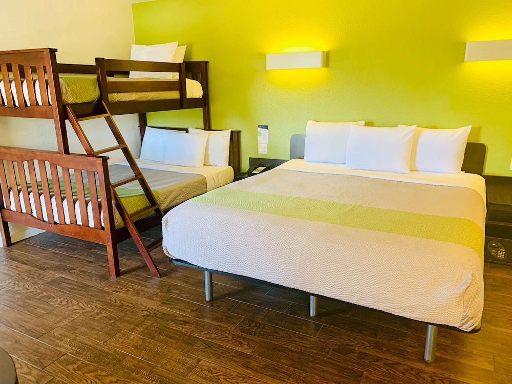 Motel 6 Monterey Downtown 24/66