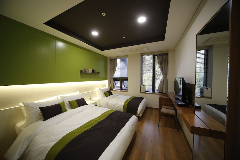 FAMILY, TWIN BEDS