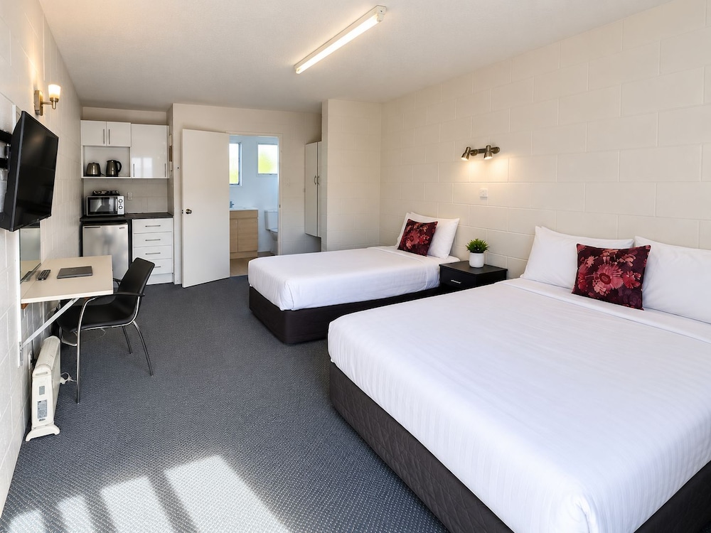 STANDARD, 1 DOUBLE AND 1 SINGLE BED, KITCHENETTE, ACCESSIBLE