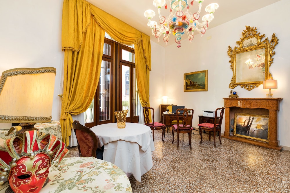 Luxury Venetian Rooms 23/39