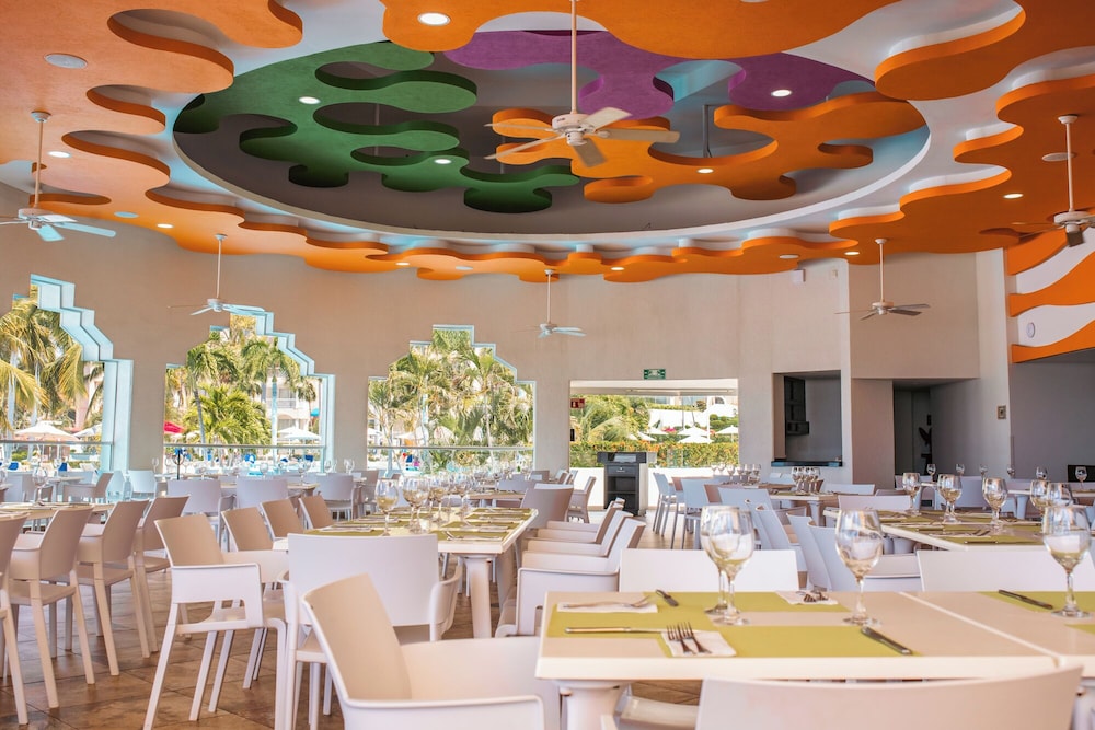 restaurant cafeteria