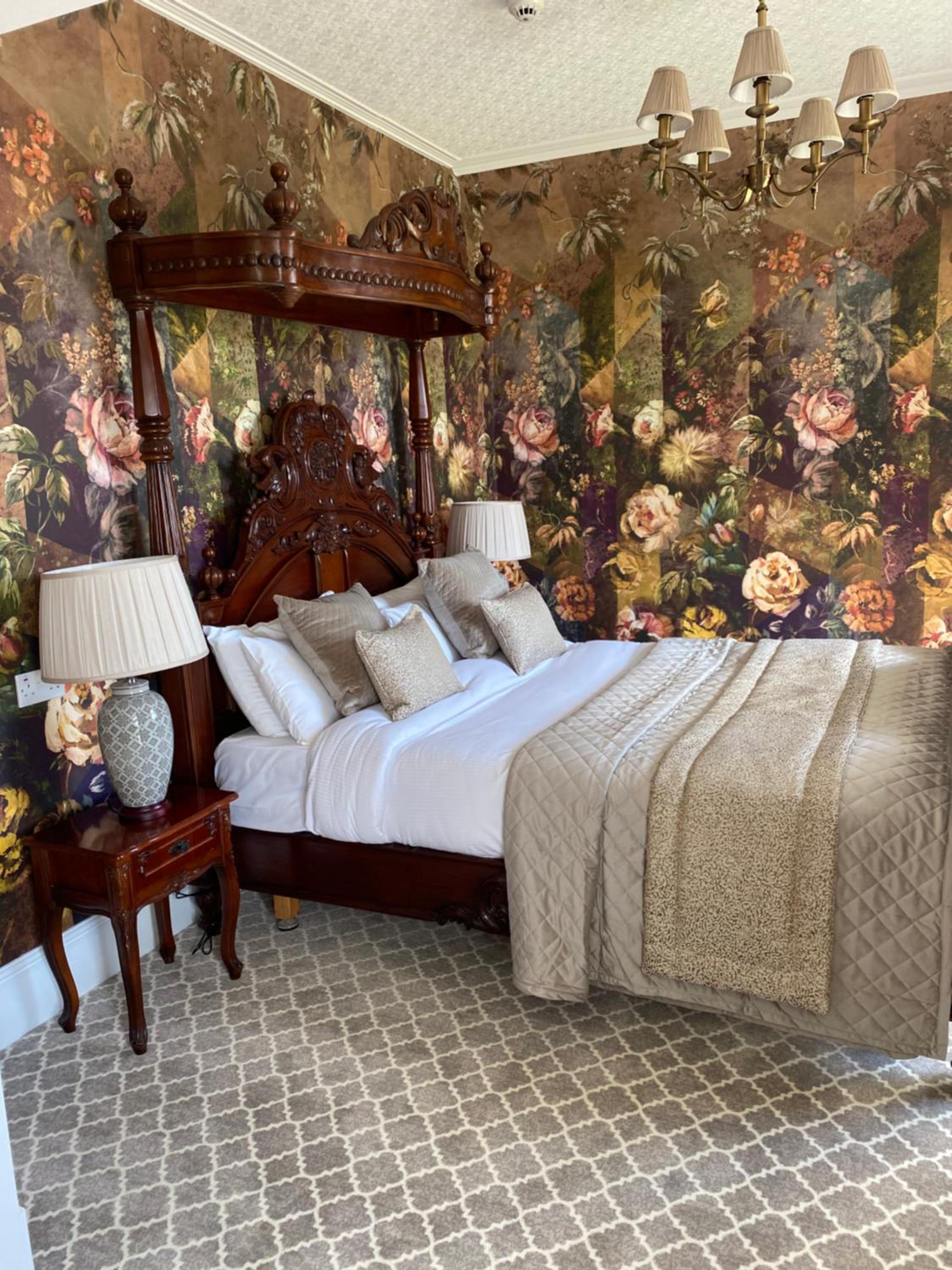 Glenesk Hotel 11/50