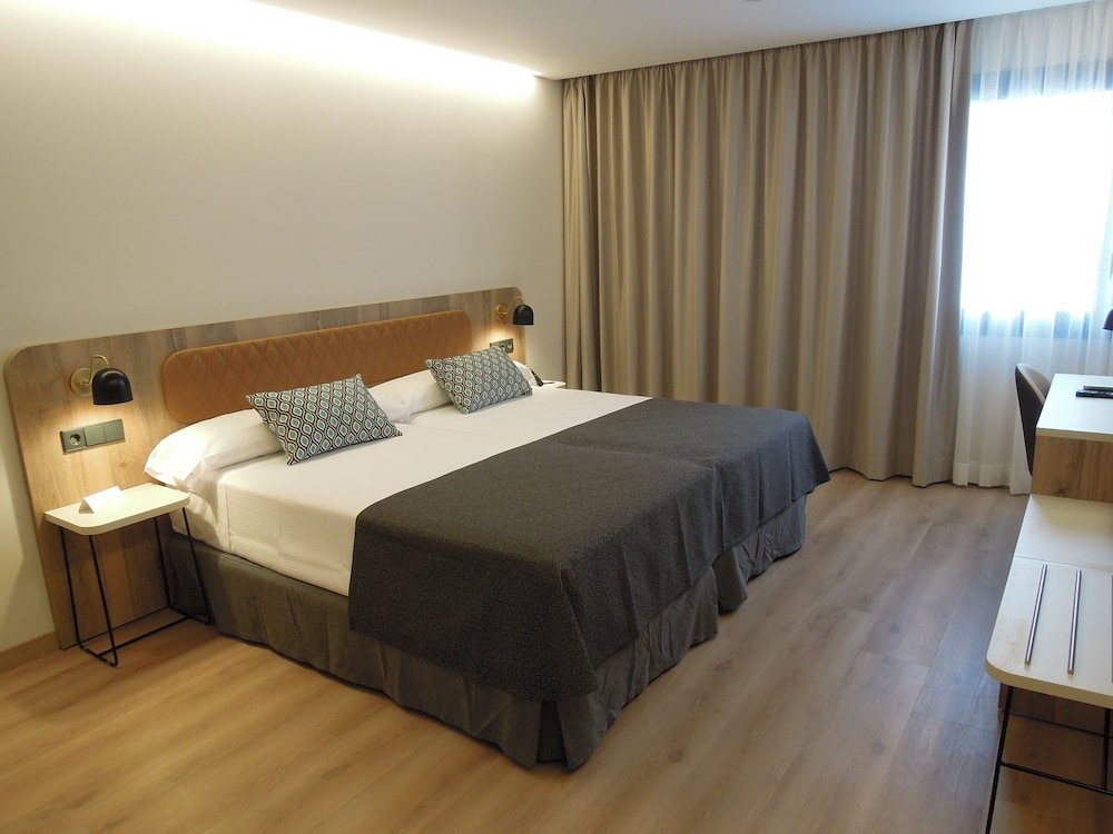 ROOM, SINGLE, ACCESSIBLE
