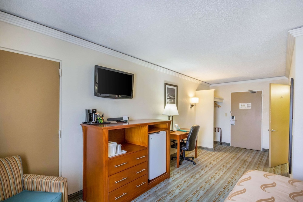 Quality Inn & Suites Kansas City - Independence I-70 East 27/34