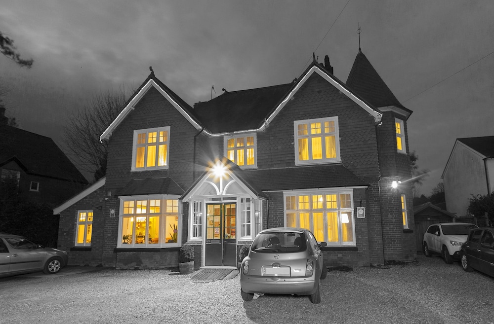 Gatwick Turret Guest House 4/45