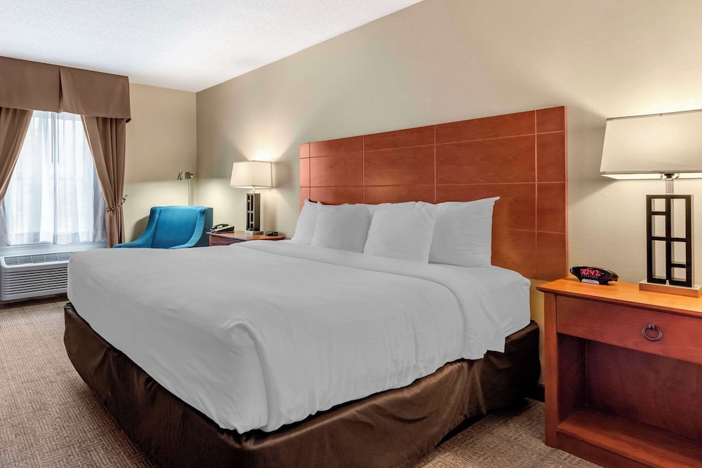 Suite, King Bed, Sofa, Comfort Inn Augusta Me 3/8