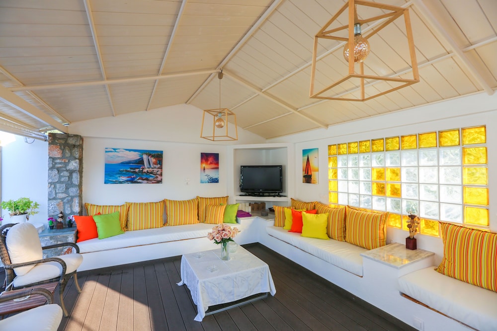 SKIATHOS ISLAND SUITES 32/50