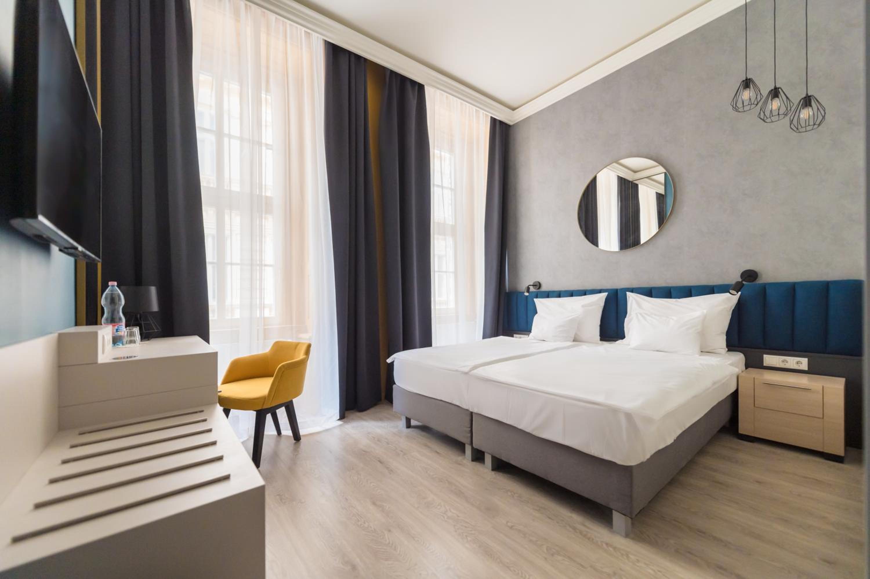 Connecting, Family, Queen and Twin Beds