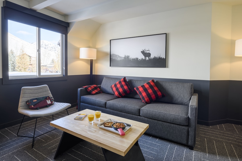 Mountain Modern Motel 35/72