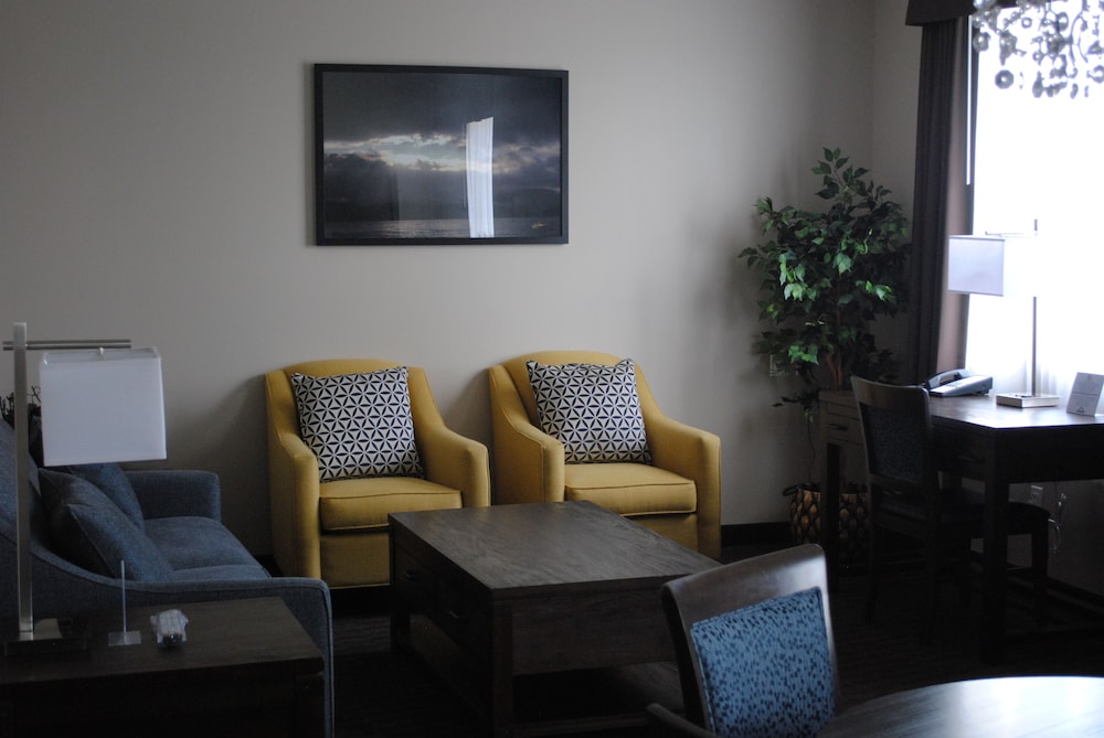 Days Inn & Suites By Wyndham Lindsay 25/43