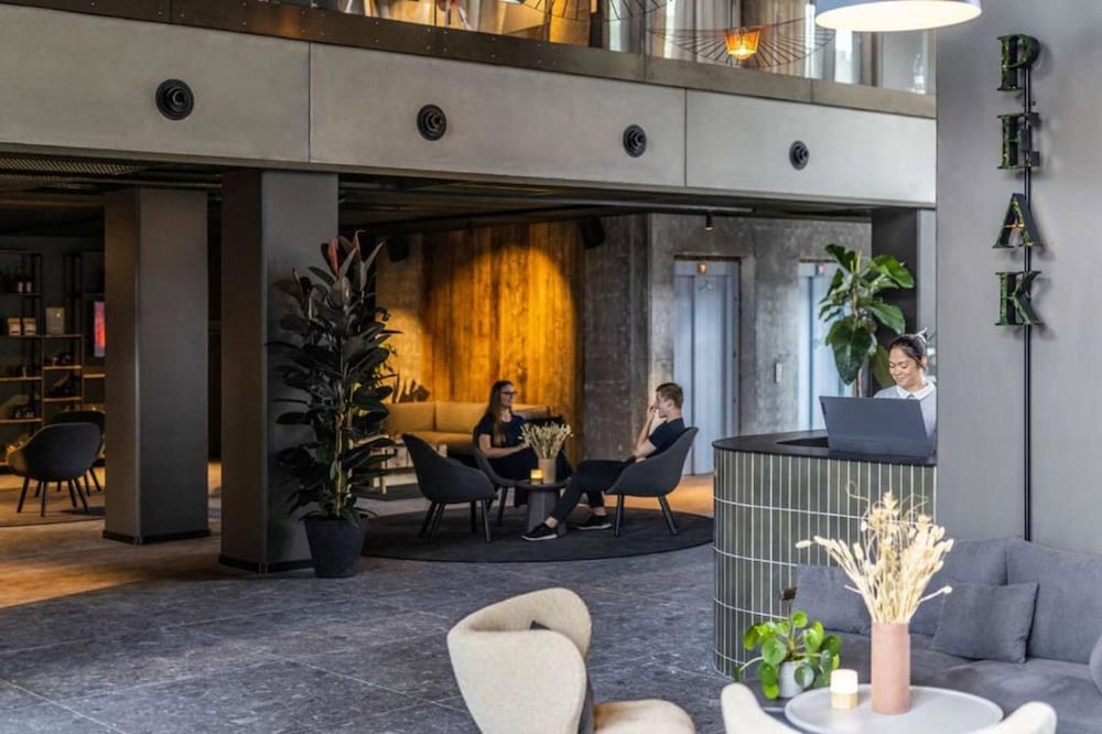 Peak 12 Hotel 4/63