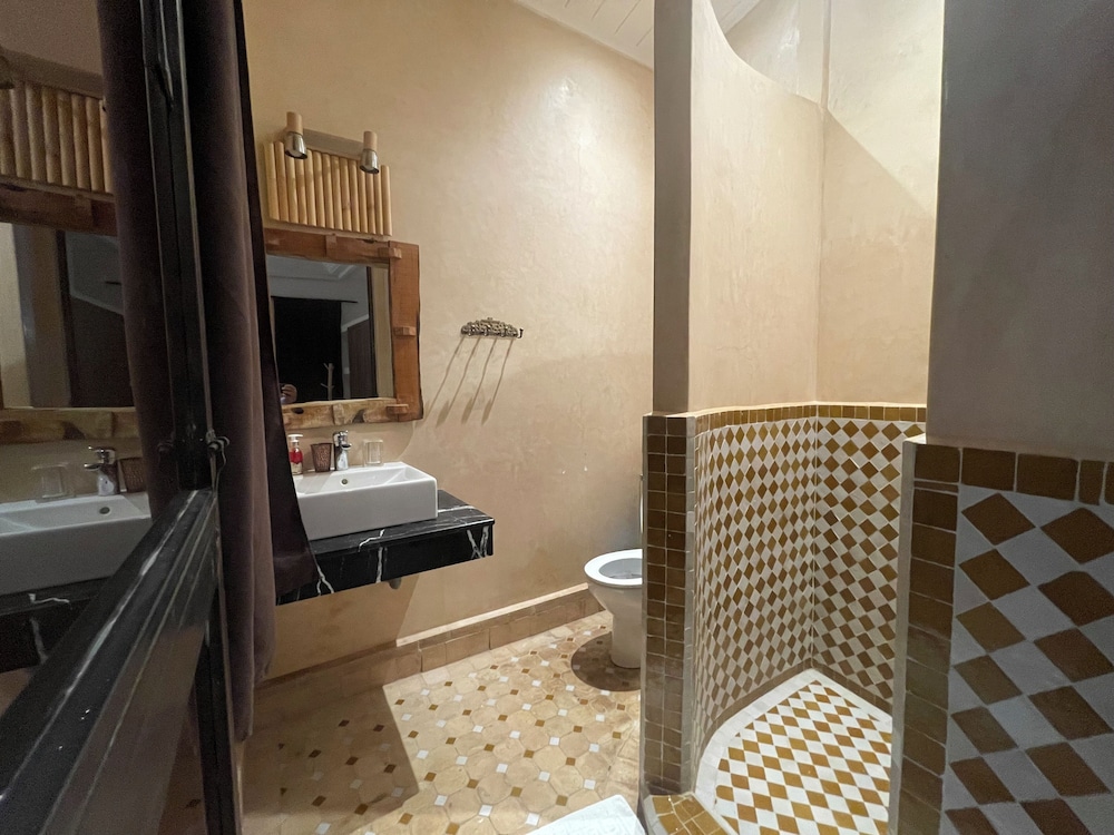غرفة بسريرين منفصلين وسرير كينج، Riad Samarine 2/2