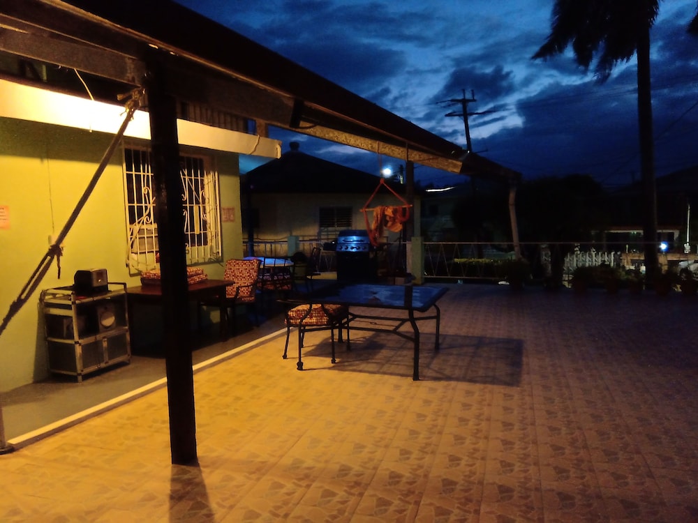The Red Hut Inn 60/69