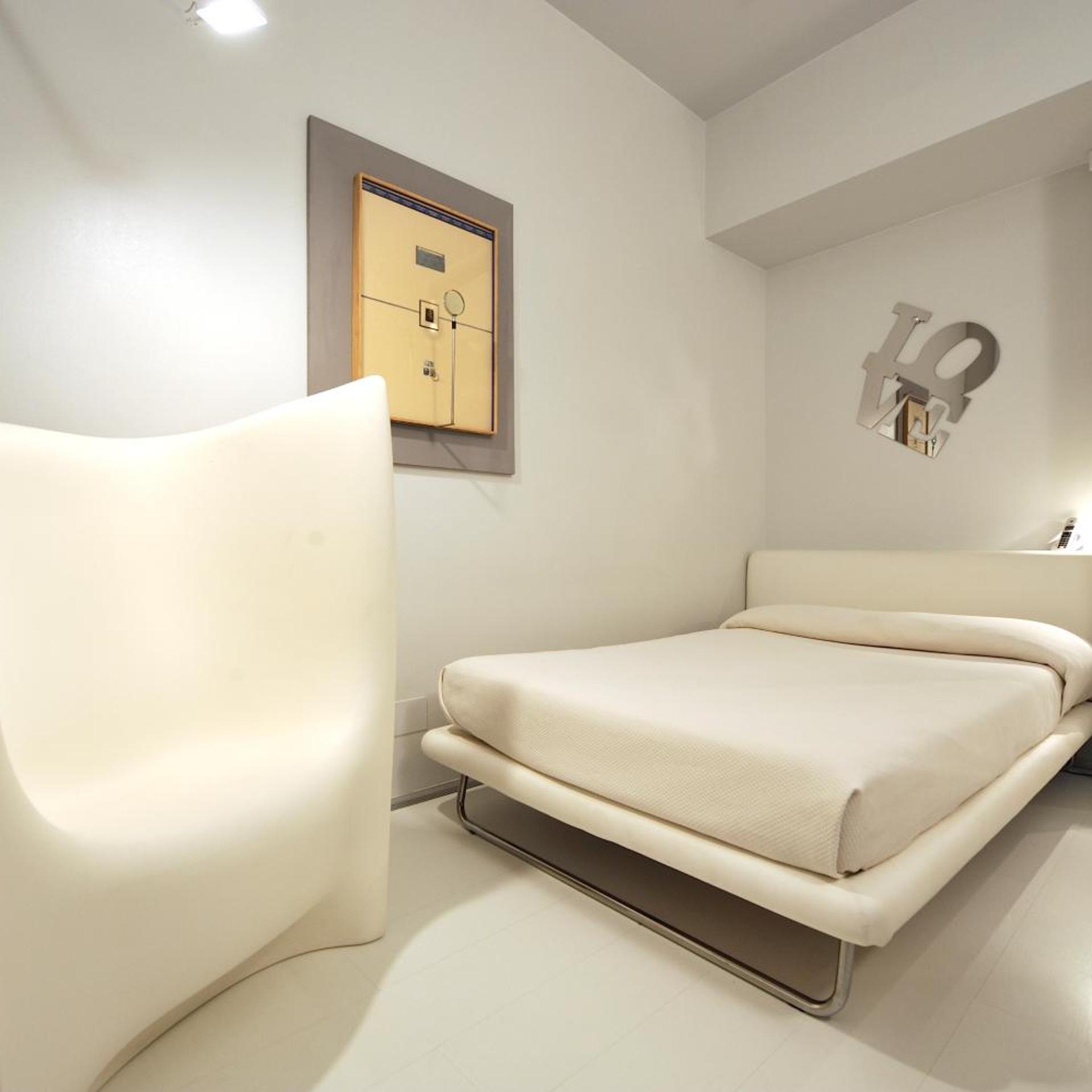 ROOM, SINGLE