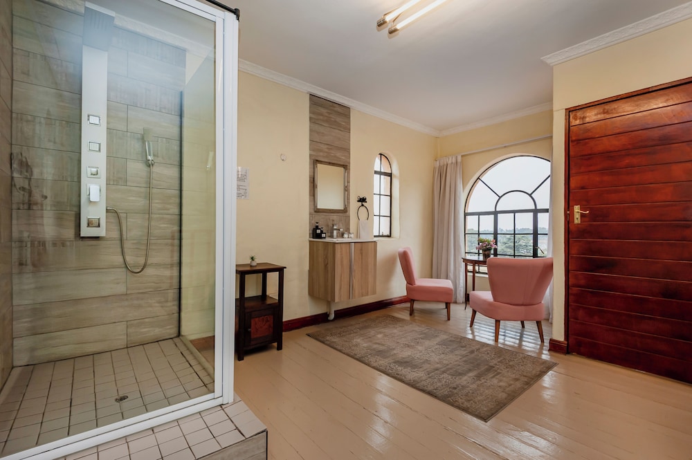 Airport Tower Lodge 20/47