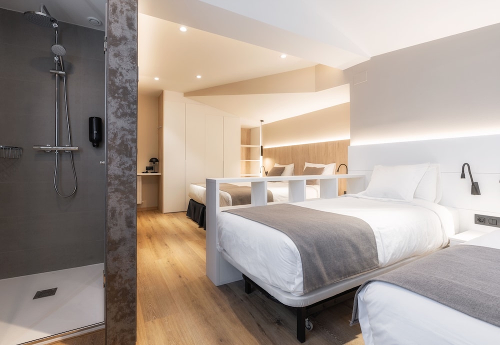 Room, Quadruple