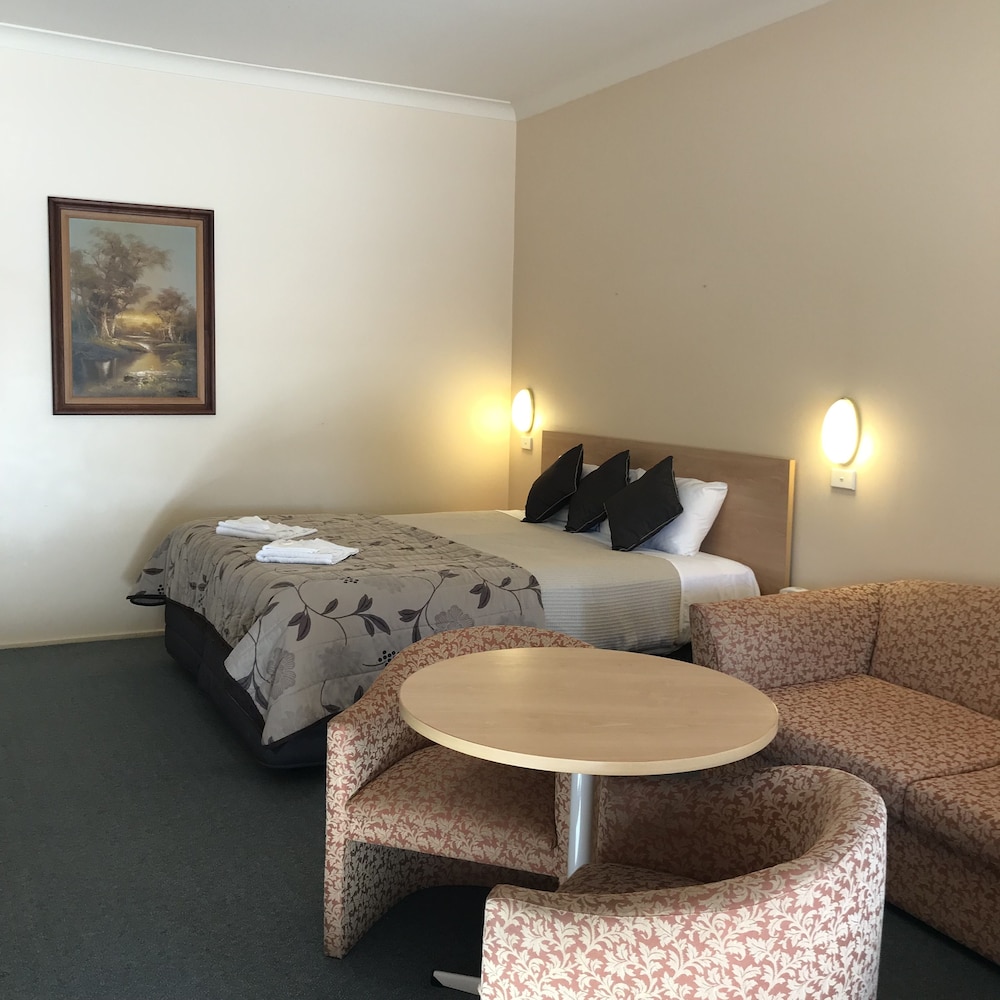 Country Gardens Motor Inn 29/33