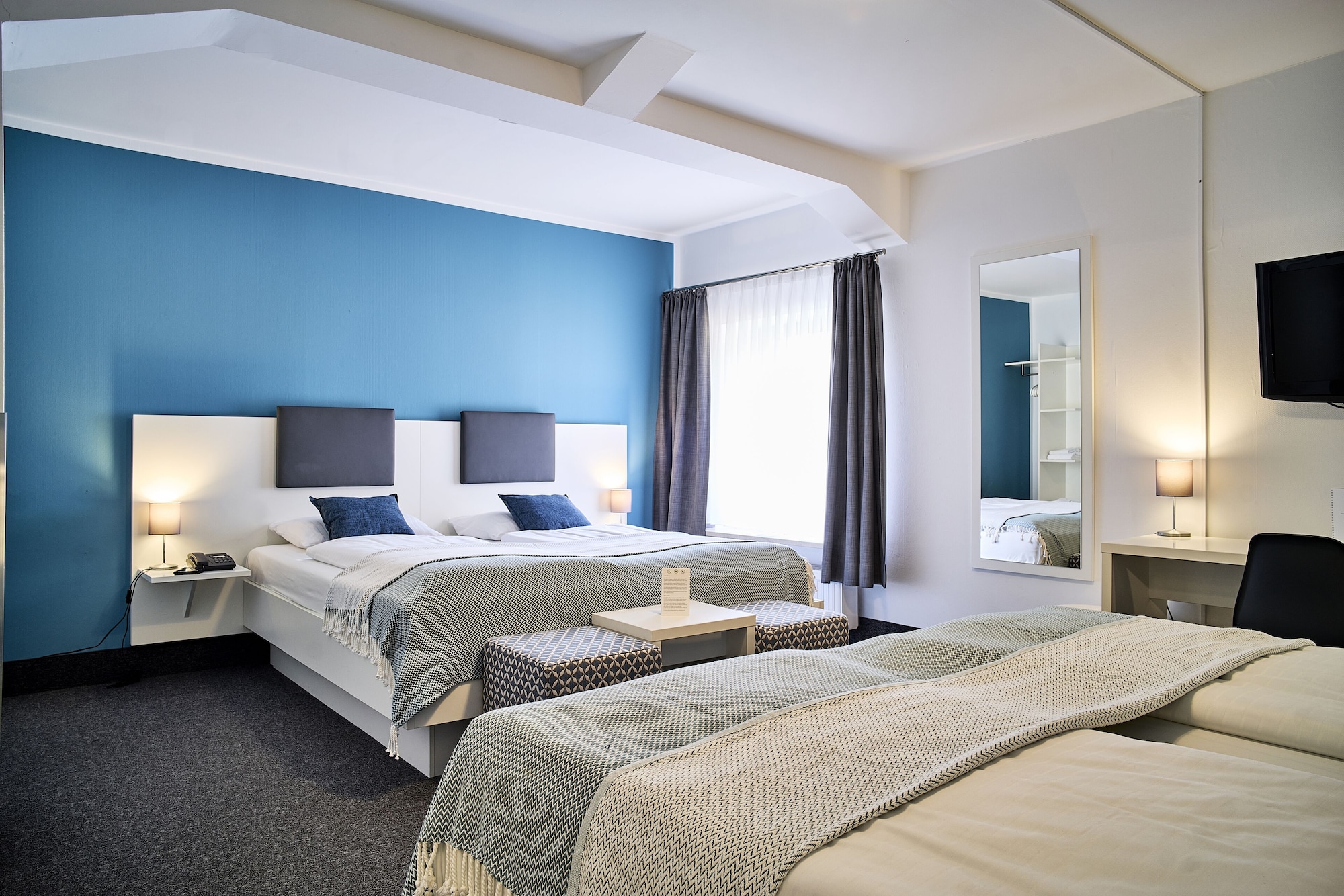 ROOM, 6 PEOPLE