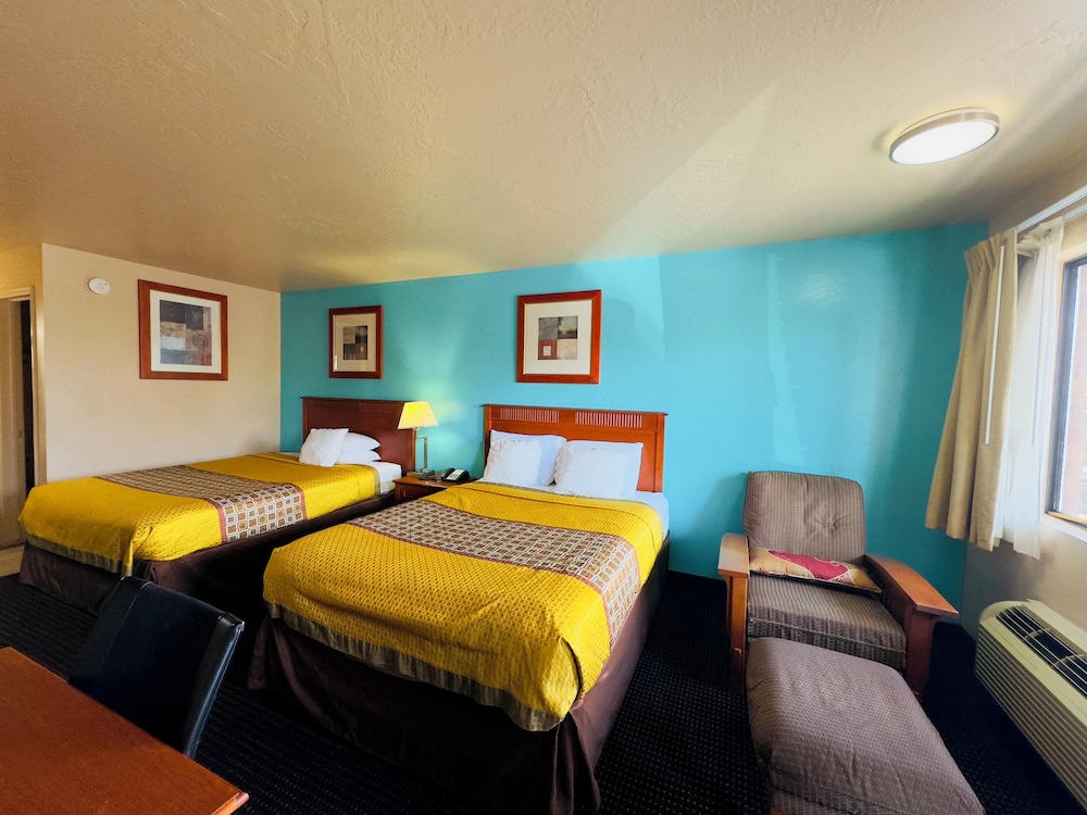 Downstairs, Standard, 2 Queen Beds, North Side
