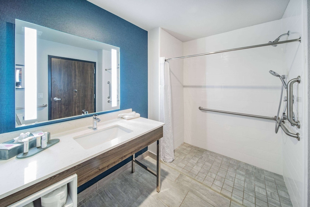 La Quinta Inn and Suites by Wyndham Galveston North at I-45 27/28