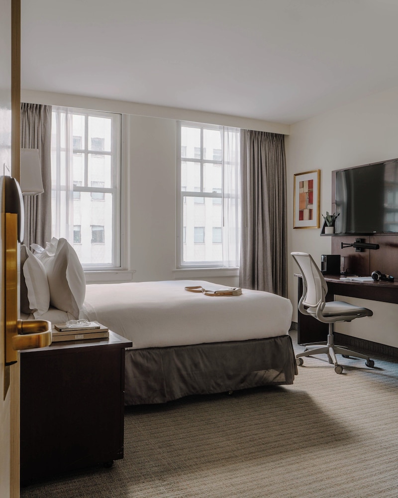 Standard, Queen Bed