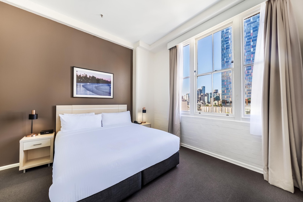 1 Bedroom, Queen Bed, City Skyline View، Oaks Sydney Goldsbrough Suites 7/10