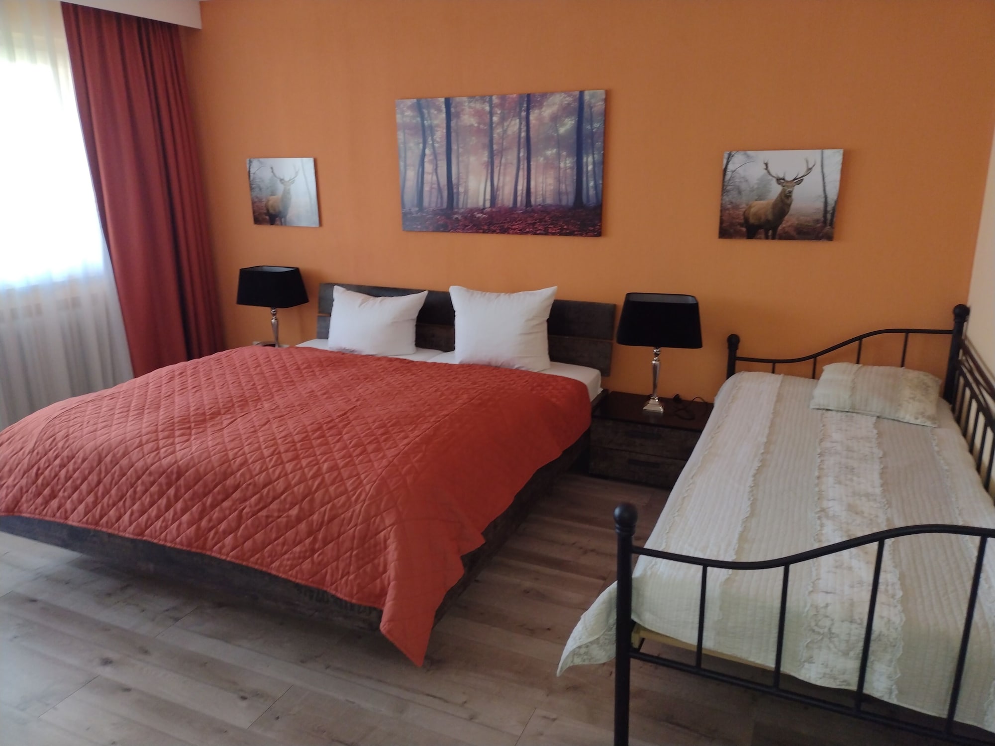 غرفة عصرية عائلية بسرير مزدوج وسرير فردي بشرفة، Hotel Waldblick 3/10