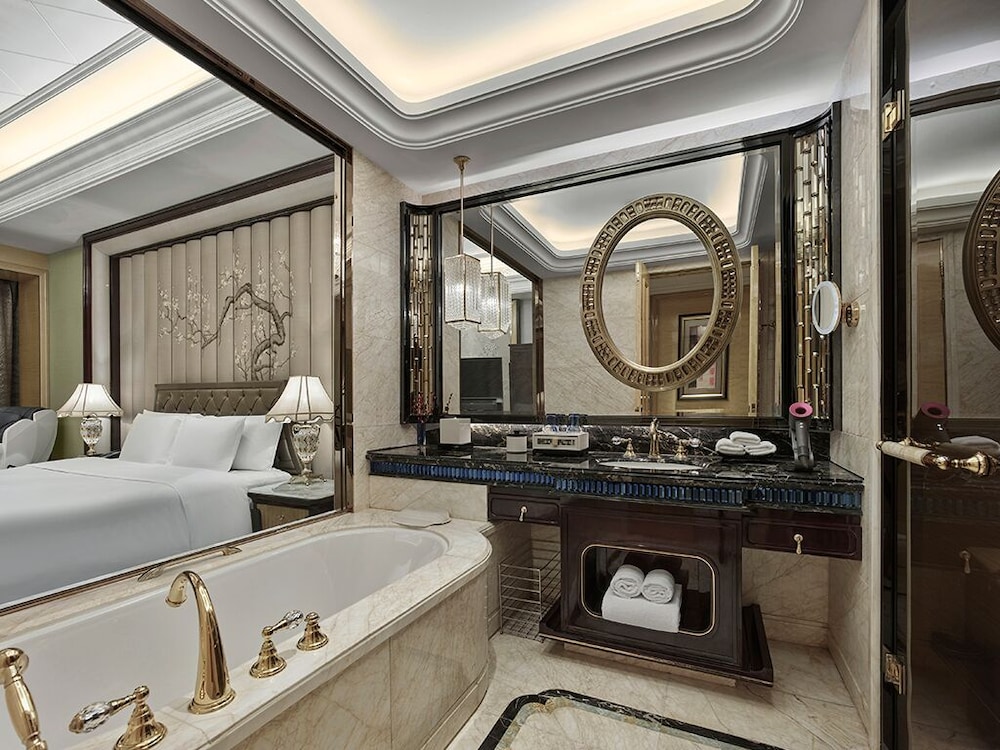 Wanda Reign Wuhan 66/67
