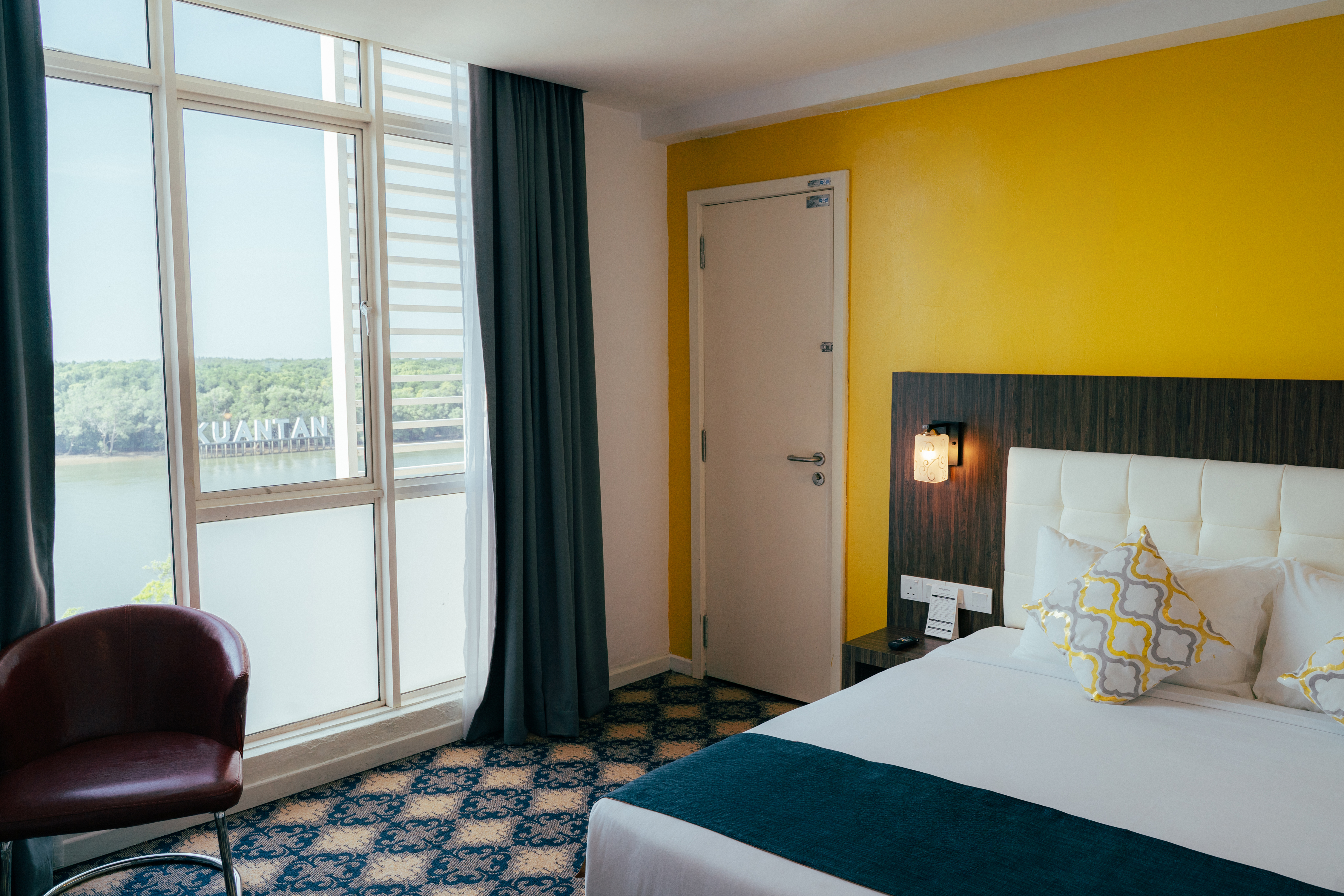 PREMIER, DELUXE, KING BED
