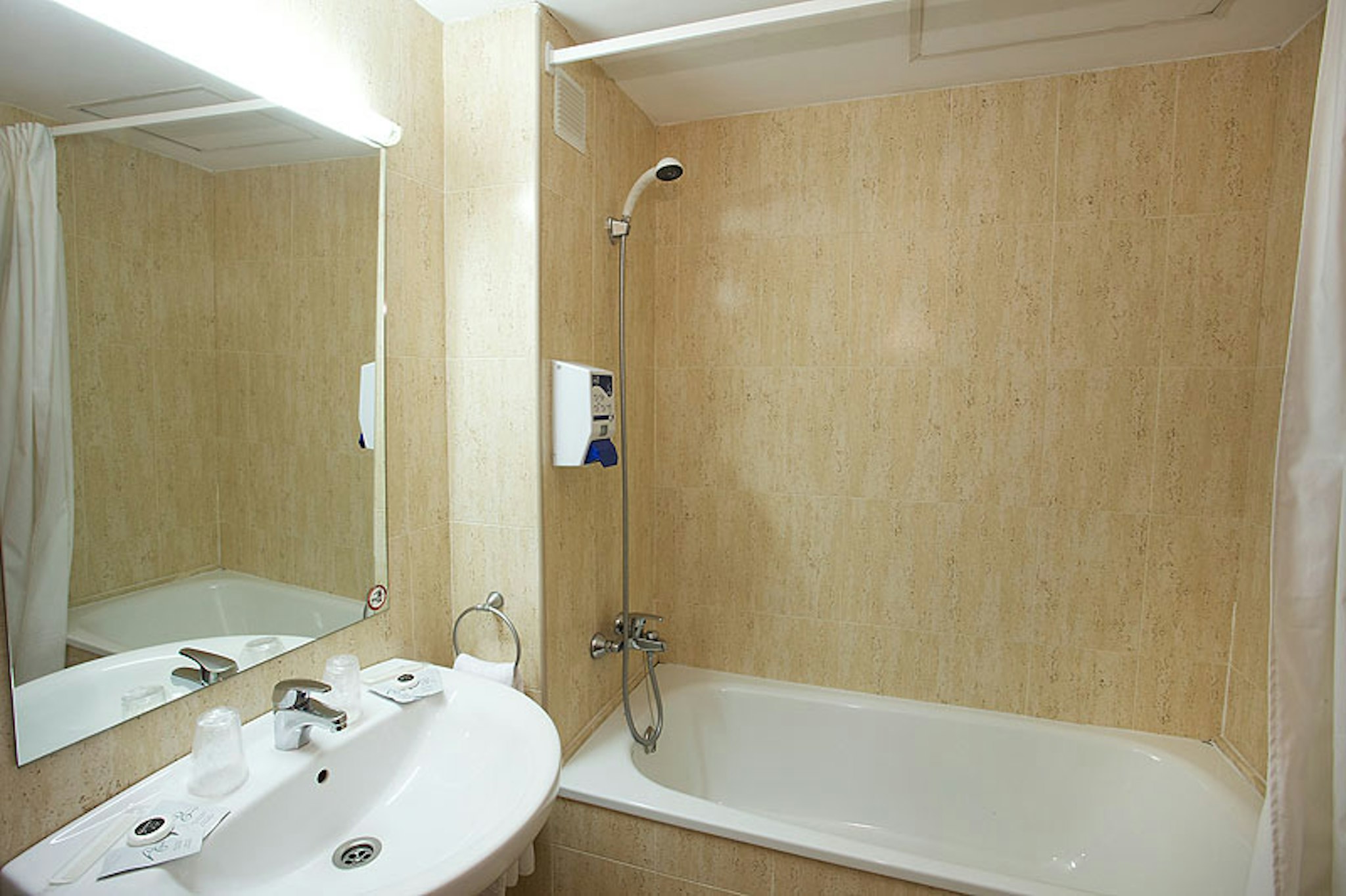 BASIC HOTEL 16/16