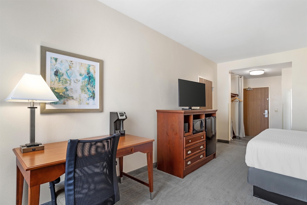 Best Western Plus Executive Hotel Suites 15/50