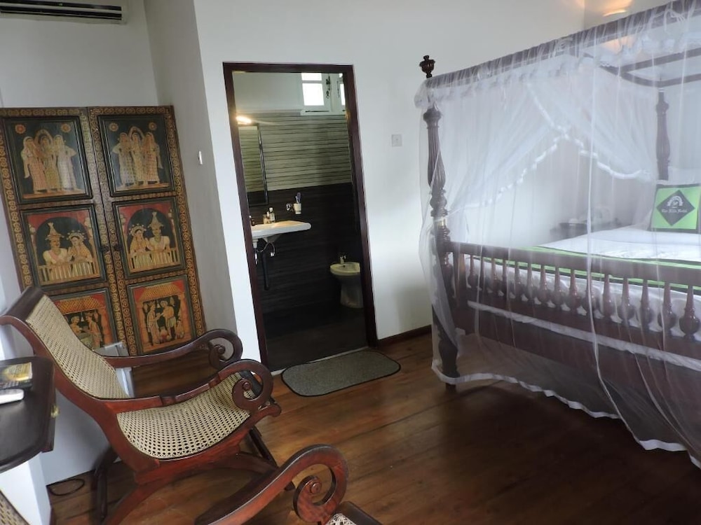 The Villa Hotel 4/42