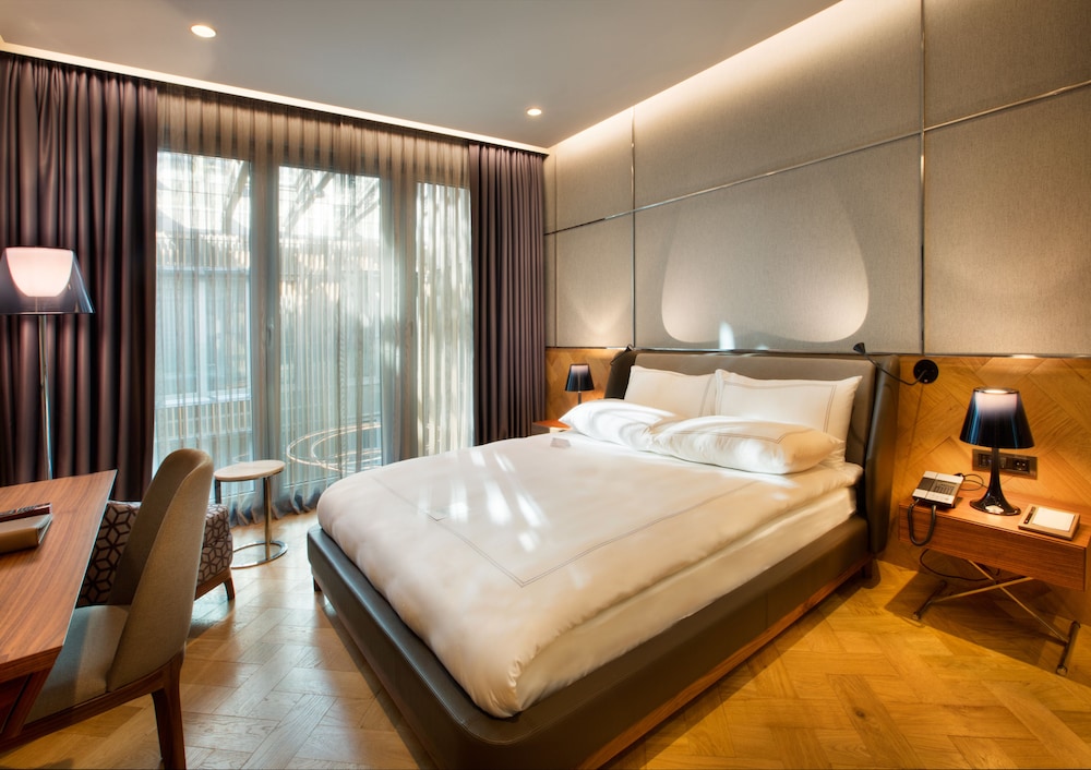 DELUXE, QUEEN BED