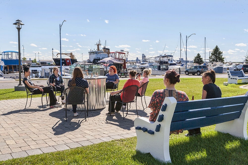 Park Point Marina Inn 40/72