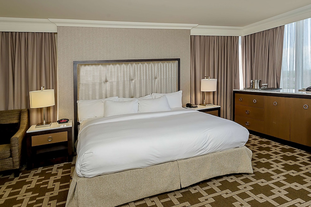 Hilton Niagara Falls/ Fallsview Hotel and Suites 21/49