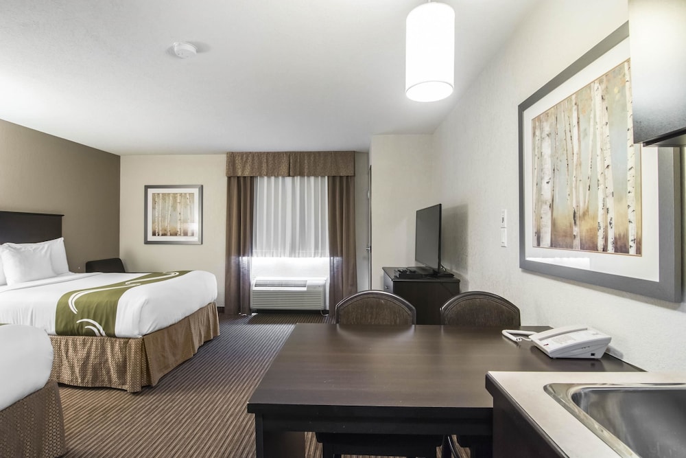 Quality Inn & Suites Thompson, MB 14/41