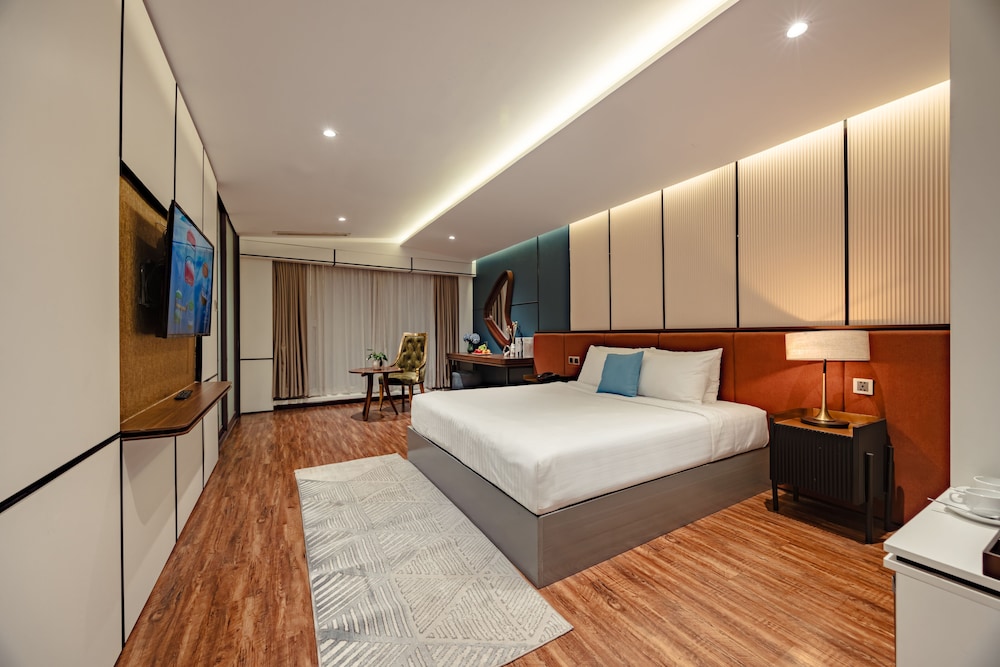 Studio, Suite, Queen Bed, No Window, Bathtub