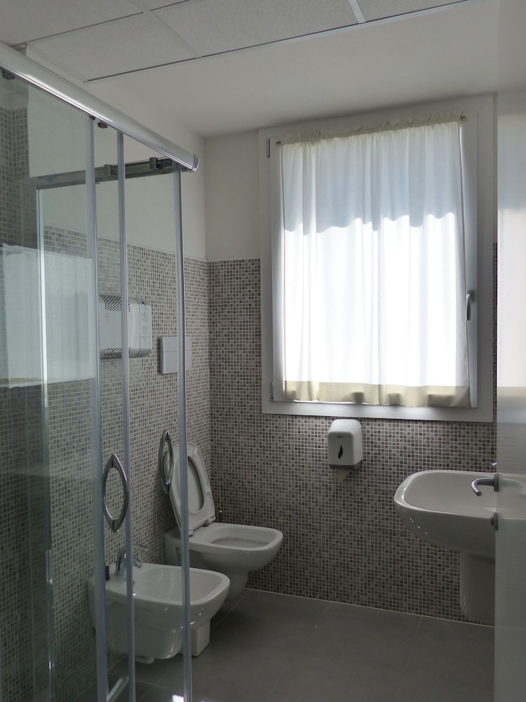 Meet Gardalake Hostel 46/50