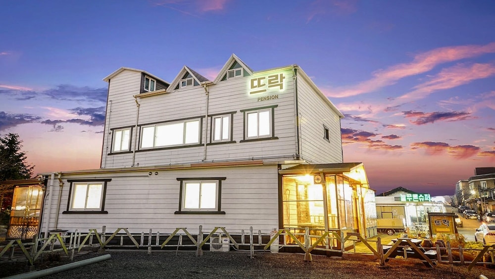 Sokcho Tteurak Pension 5/50