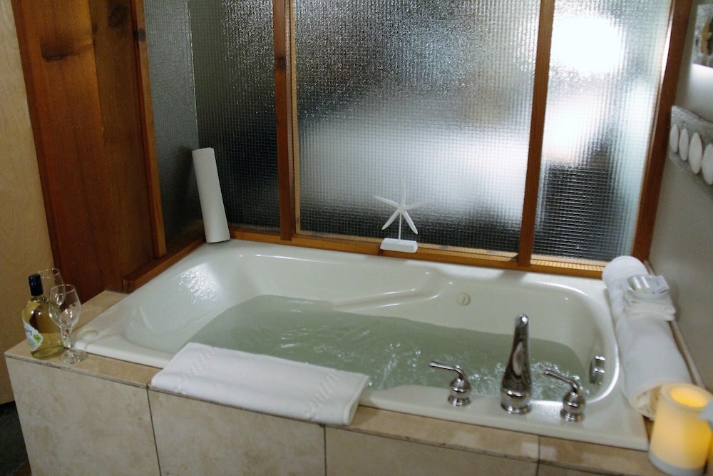 Seaside Ucluelet Hotel 31/34