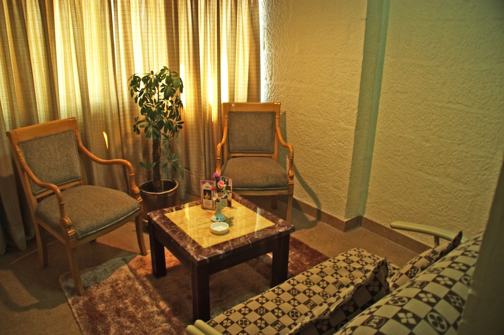 Orchid Hotel 33/34