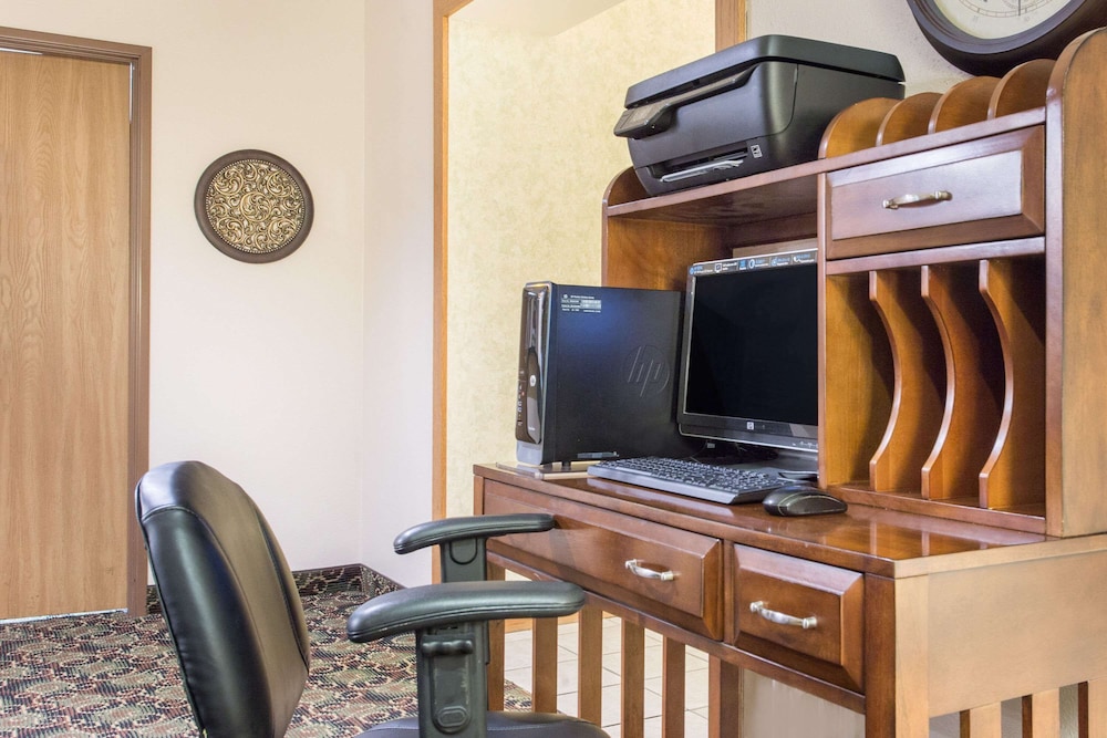 Super 8 by Wyndham Dodgeville 29/32