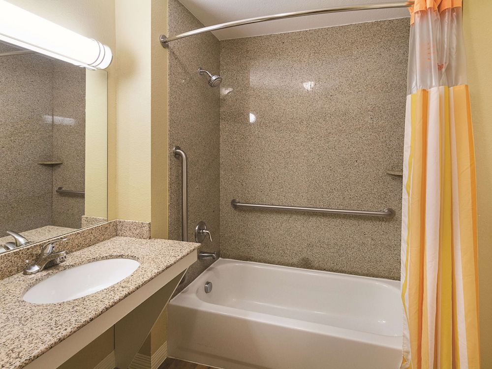 La Quinta Inn And Suites By Wyndham Waxahachie 9/40