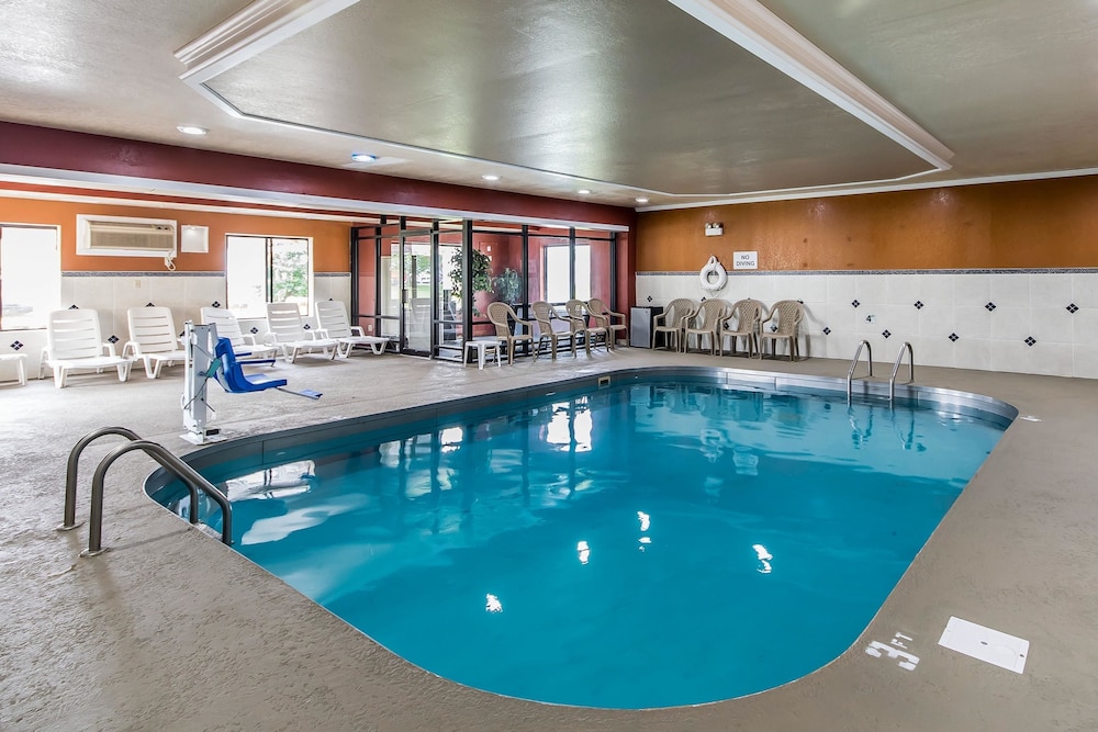 Quality Inn & Suites Evansville North 2/37
