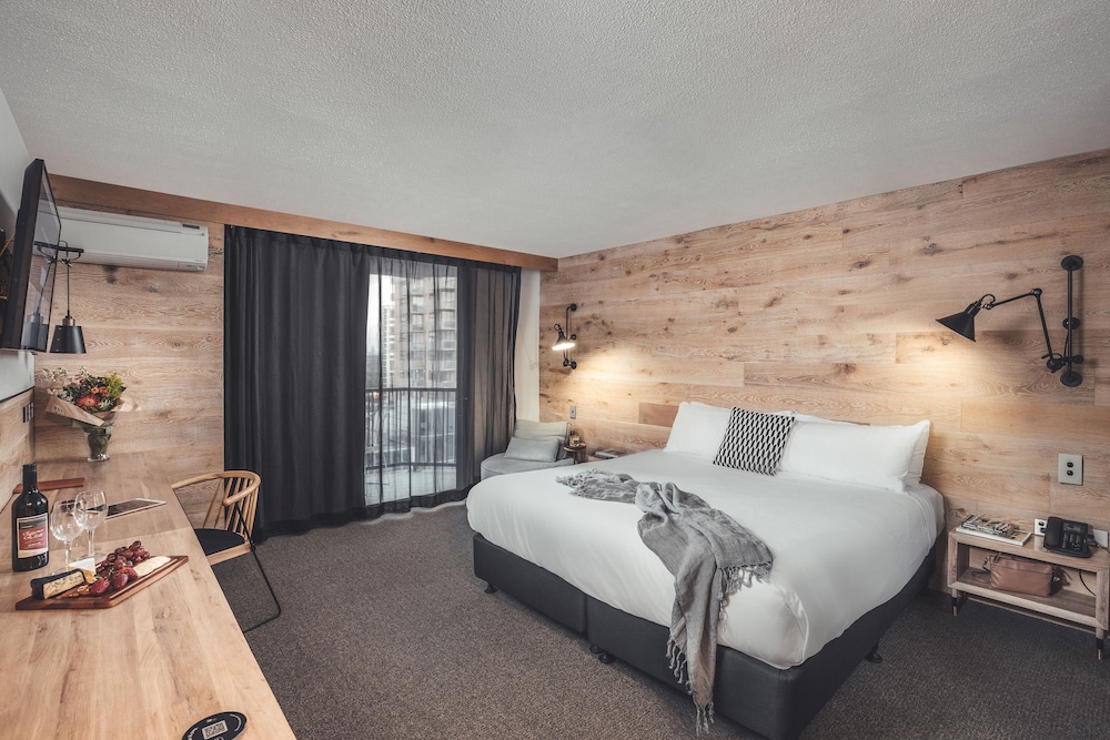 DELUXE, KING BED