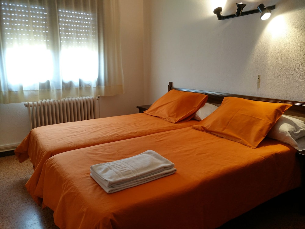 HOSTAL L´ESPLAI 6/13
