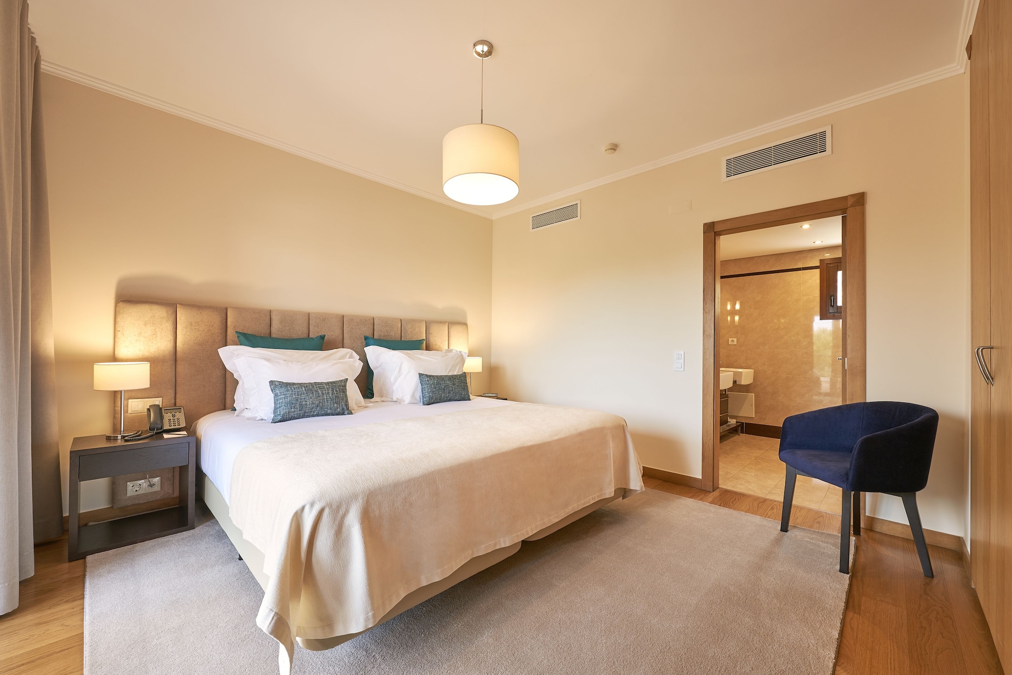 شقة بسريرين مزدوجين بإطلالة على المسبح بغرفتي نوم مع أريكة، Cascade Wellness Resort 3/8